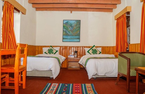 Mustang Hotel | Hotel Om's Home