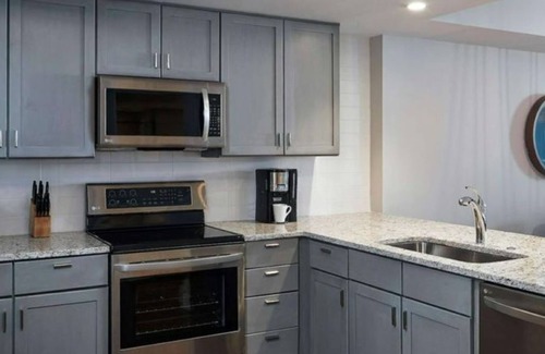 Myrtle Beach Complejo | Spacious 1-bedroom + Ocean Front Balcony in Myrtle Beach - pools & hot tubs!