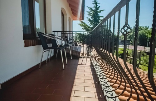 Balatonboglar Apartamento | Apartamento vacacional en una pensión con balcón, panorama y desayuno