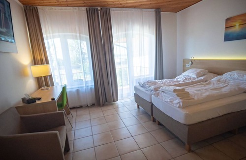 Balatonboglar Apartamento | Apartamento vacacional en una pensión con balcón, panorama y desayuno