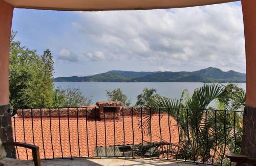 Playa Flamingo Apartamento | Hotel room-style ocean-view unit in Flamingo with pool