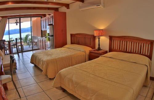 Playa Flamingo Apartamento | Hotel room-style ocean-view unit in Flamingo with pool