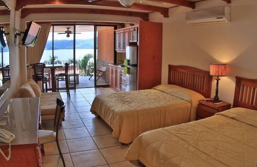 Playa Flamingo Apartamento | Hotel room-style ocean-view unit in Flamingo with pool