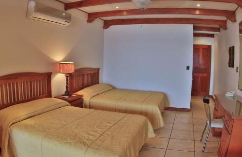 Playa Flamingo Apartamento | Hotel room-style ocean-view unit in Flamingo with pool