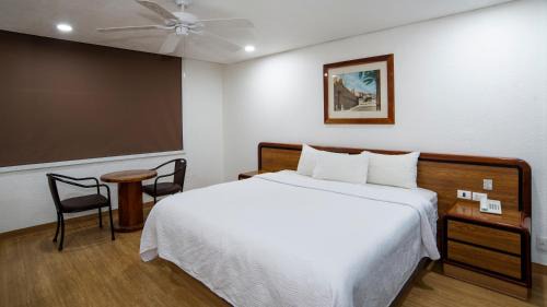 Cuauhtemoc Hotel | Hotel San Lucas