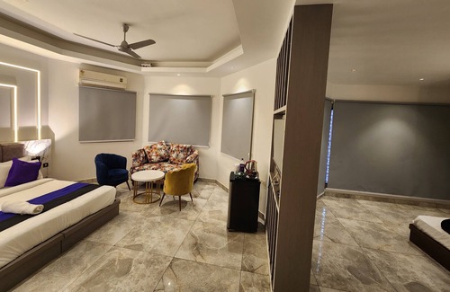 Sector 14 Hotel | Hotel Square 9 Inn