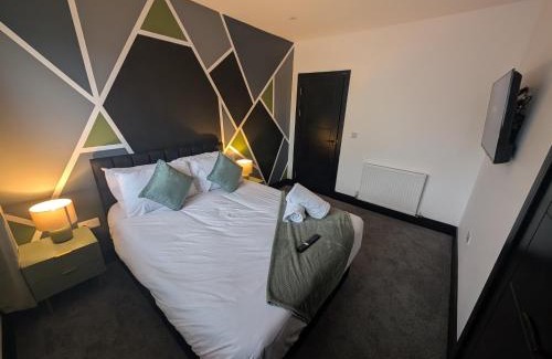 Gowerton Casa | Hotel-style rooms - Private en-suite, Kitchen Facilities & Private Parking available