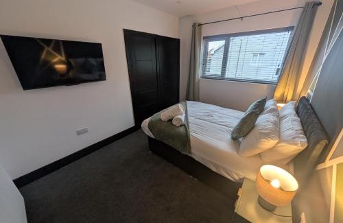Gowerton Casa | Hotel-style rooms - Private en-suite, Kitchen Facilities & Private Parking available