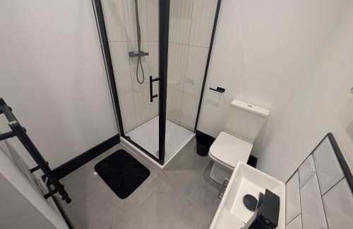 Gowerton Casa | Hotel-style rooms - Private en-suite, Kitchen Facilities & Private Parking available