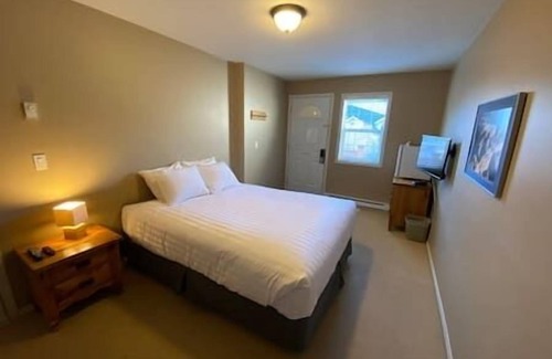 East Kootenay Apartamento | Hotel Style Suite / New Mattress / Private