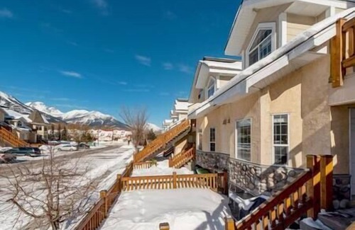 East Kootenay Apartamento | Hotel Style Suite / New Mattress / Private