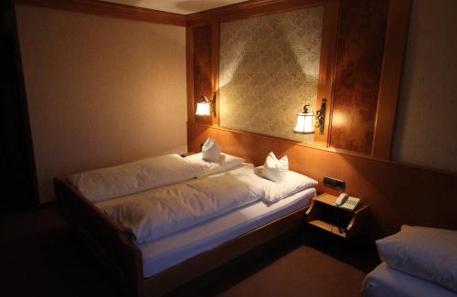 Donaueschingen Hotel | Hotel Waldblick BSR Garten mit Pavillons im Schwarzwald, ideal für Paare, Familien, Hunde