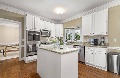 Greensboro Casa | Greensboro Manor / HotTub / FirePit / Basketball Court / 15Min To Sedgefield CC