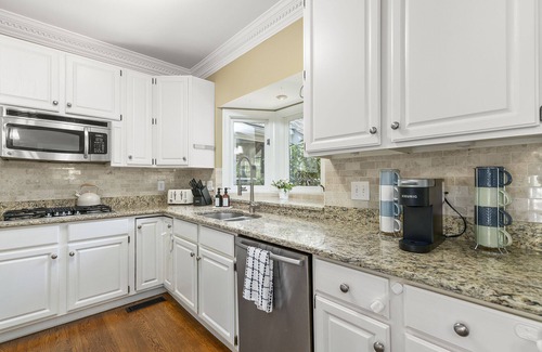 Greensboro Casa | Greensboro Manor / HotTub / FirePit / Basketball Court / 15Min To Sedgefield CC