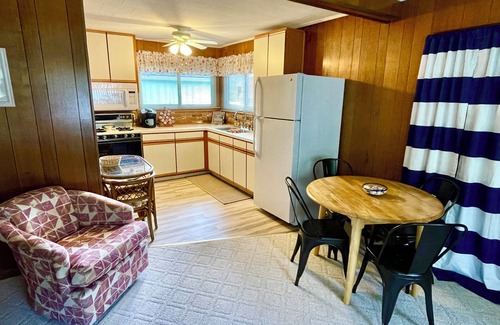 Prudenville Cabina | Houghton Lake cabin with garage game room lounge. No cleaning fees.