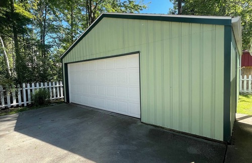 Prudenville Cabina | Houghton Lake cabin with garage game room lounge. No cleaning fees.