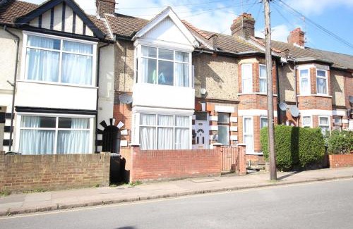 Luton Casa | House 10 mins walking distance to Railway station