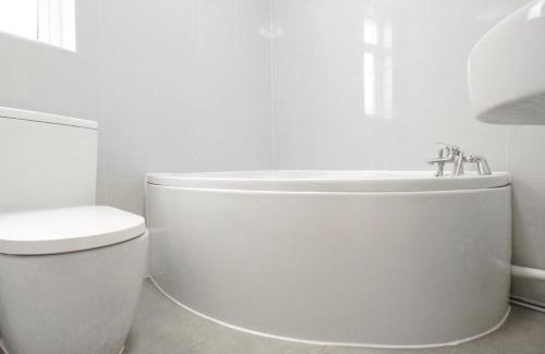 Luton Casa | House 10 mins walking distance to Railway station