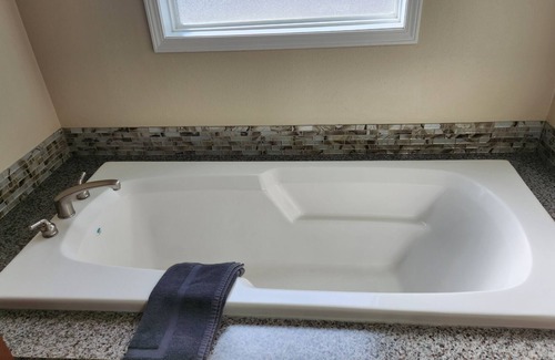 Lake Jackson Casa | House, 3brm, 2 bath, full kitchen, living room, washer/dryer.