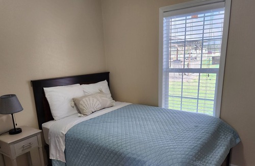 Lake Jackson Casa | House, 3brm, 2 bath, full kitchen, living room, washer/dryer.