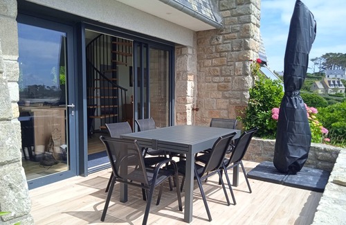 Berven Casa | House ball with a view of the sea, surrounded by greenery, out of sight