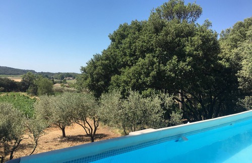 Venejan Villa | Casa Gard con piscina "entre viñedos y matorrales"