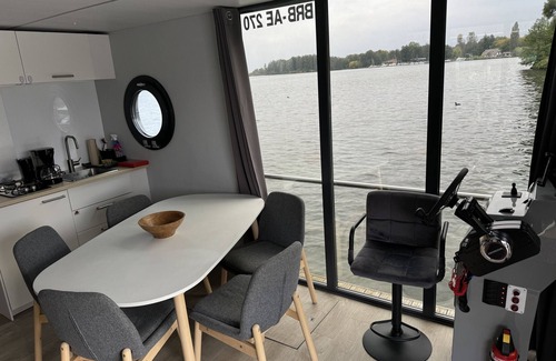 Schwerin Alquiler De Eote | Casa Barco 'Hausboot Marieke Führerscheinfrei' con vistas al lago, terraza privada y Wi-Fi