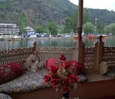 Dal Lake Alquiler De Eote | House Boat New Pala Palace