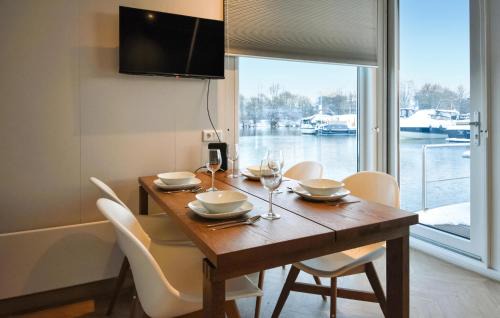 Heugum Alquiler De Eote | House Boat Trinidad