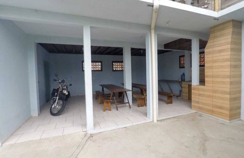 Balneario Arroio do Silva Casa | Casa con vista al mar a pocos pasos de la playa, con kiosco para eventos.