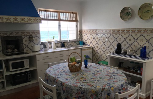 Ribeira Grande Casa | Casa junto al mar con terraza e impresionantes vistas.