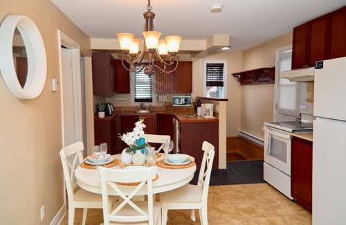 Saint-Edmond Casa | House7bedrooms |3salons|Private garden |14pers |Beautiful decor|35min Montréal✈️