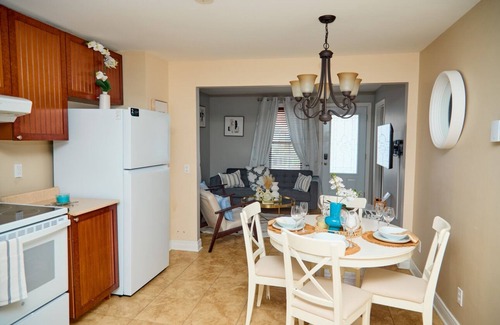 Saint-Edmond Casa | House7bedrooms |3salons|Private garden |14pers |Beautiful decor|35min Montréal✈️