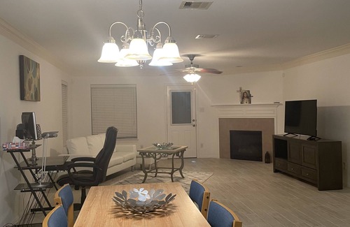 Southbelt/Ellington Casa | House close to Hobby/downtown/ mall