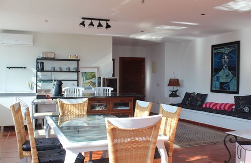 Urbanizacion el Rosario Casa | Casa dividida en 2 Apartamentos suites piscina privada y1500m2 de jardín privado