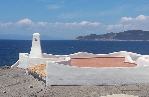 San Stefano Casa | Posición dominante de la casa en el mar con jardín
