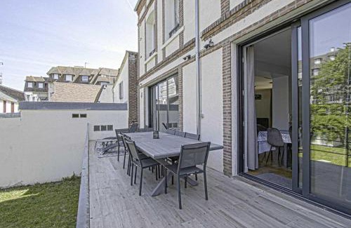 Deauville City Centre Casa | House for 18 people with cinema Place Morny
