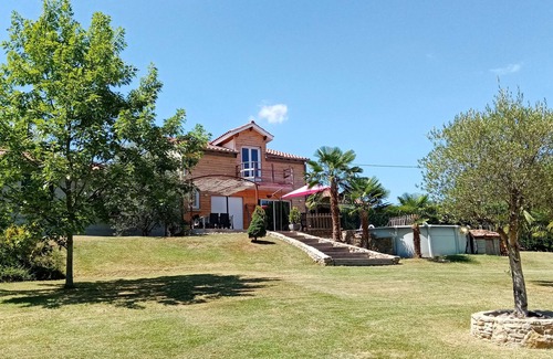 Capdenac Casa | Casa para 7 personas, su terraza y piscina te están esperando.