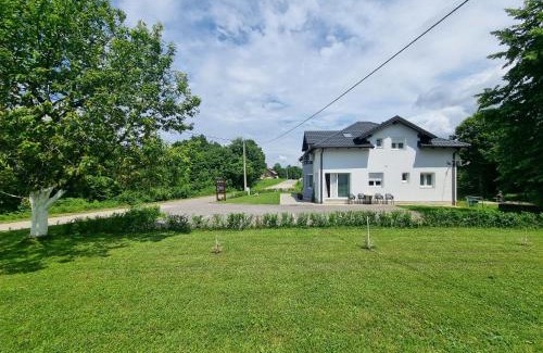 Smoljanac Apartamento | House Forest Queen