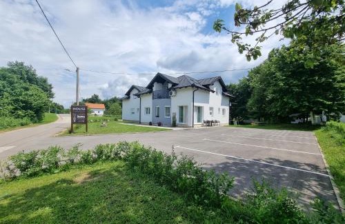 Smoljanac Apartamento | House Forest Queen