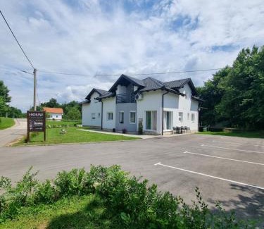 Smoljanac Apartamento | House Forest Queen