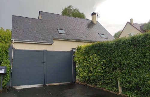 La Riviere-Saint-Sauveur Casa | House in Honfleur 2 bedrooms, jacuzzi, private garden and parking
