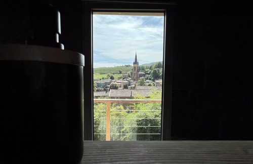 Jarnioux Casa | House with Spa and sauna in golden stones. Breathtaking view of the castle.