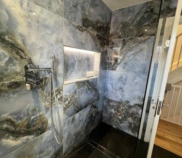 Leavesden Casa | House