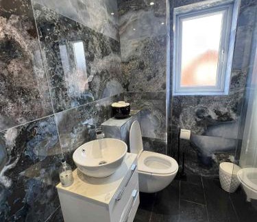 Leavesden Casa | House