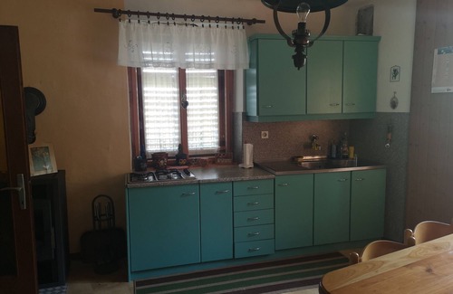 Kanal Casa | La casa tiene 2 dormitorios, 1 con cama de matrimonio y 1 con dos camas individuales.