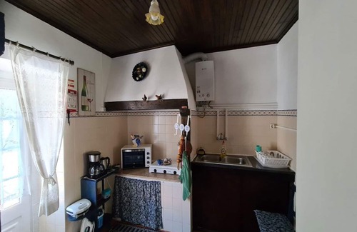 Carvalhal Benfeito Casa | Casa en una granja entre viñedos