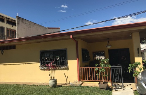Alajuela Casa | House in Alajuela, 10 mins from the airport 300 meters from the Plaza Real mall.