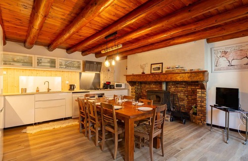 Peyragudes Casa | Casa en Génos para 8, cerca del lago, jardín y estufa de leña
