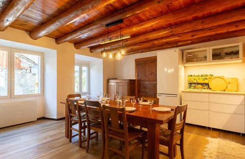 Peyragudes Casa | Casa en Génos para 8, cerca del lago, jardín y estufa de leña